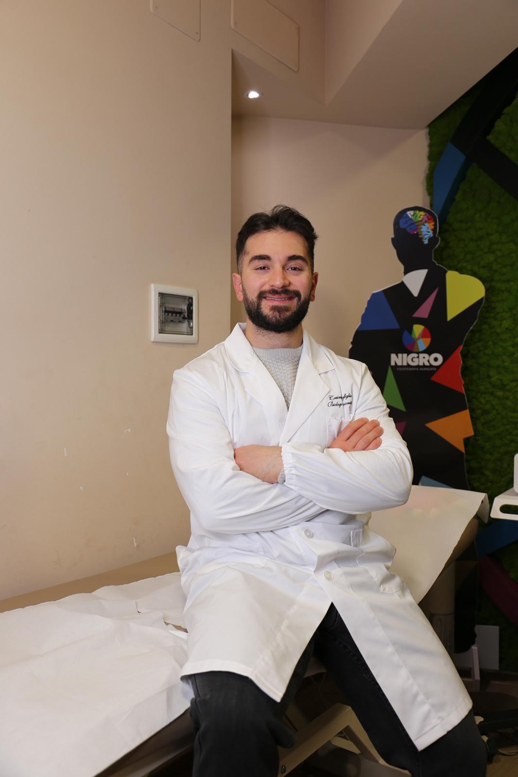 Cosimo seduto sul lettino dello studio, sorridente