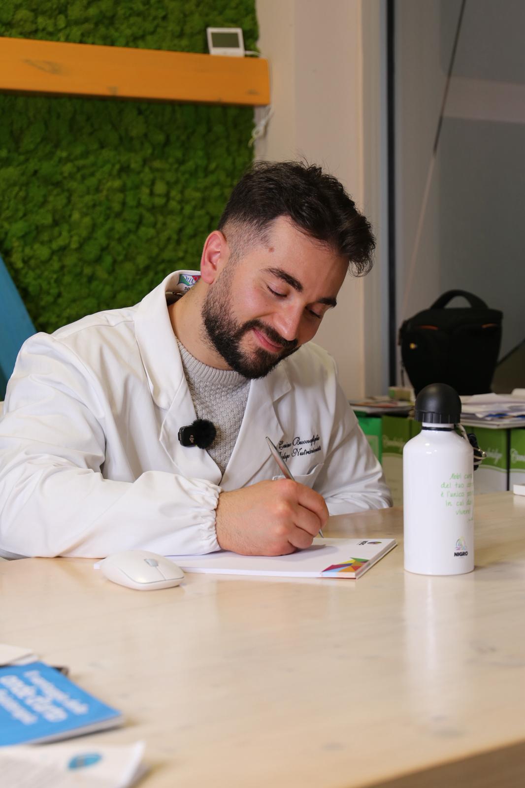 Cosimo alla scrivania mentre scrive un piano